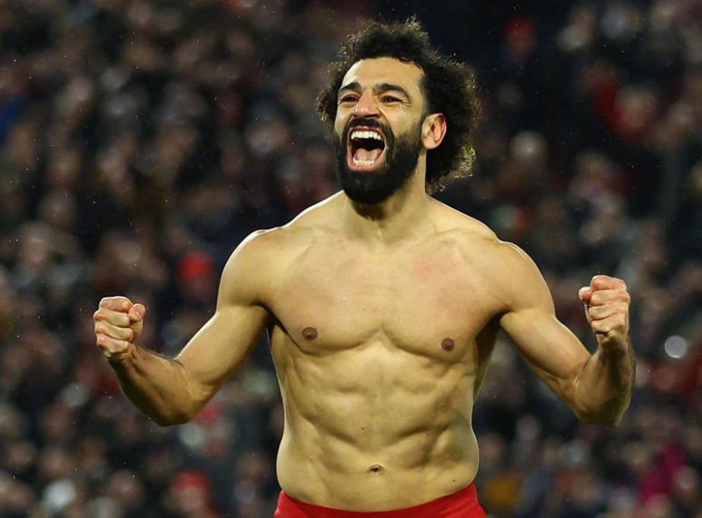 12月26日消息,利物浦足球俱乐部的知名球星萨拉赫在社交媒体平台上分享了一张圣诞树的照片,此动态一经发布,其评论区瞬间呈现出两种截然不同的态度,引发了广泛关注与热烈讨论。其中,不少穆斯林球迷对萨拉赫的这一行为表达了严厉的抨击,与此同时,也有众多球迷站出来对他表示支持。 萨拉赫有着在圣诞节期间分享带有家庭元素照片的习惯,这一行为已经持续多年。今年,他分享的照片内容是11岁的女儿Makka和5岁的女儿Kayan坐在圣诞树前的温馨场景,并且配上了简短的文字&ldquo;圣诞快乐&rdquo;。然而,就是这看似平常的简短文字,却在社交媒体领域掀起了一场不小的&ldquo;风暴&rdquo;。 一位穆斯林球迷在评论区留言道：&ldquo;在我的认知里,我一直觉得你不会去庆祝这个节日,毕竟在我们的宗教信仰里,这是被明确禁止的行为。&rdquo;另一位自称<a href='/news/tag/268.html' style='color: blue;'>曼城</a>球迷的评论者则表示：&ldquo;我原本十分喜爱萨拉赫,甚至将你视为我的偶像。虽然你从未为曼城效力过,但你的球技和拼搏精神一直激励着我。可是,当我看到这条动态后,我不再把你当作我的偶像了,你真的伤了我的心。要是你不删掉这条动态,我会立刻取消对你的关注。&rdquo; 还有部分穆斯林球迷言辞更为激烈,他们称：&ldquo;你身为一名穆斯林,就应该时刻尊重自己的宗教信仰和传统文化&hellip;&hellip;你这样的行为向数百万人传递了怎样的信息？&rdquo;不过,也有一些球迷持有不同的观点。有球迷认为：&ldquo;倘若我们能够以包容的心态去容忍彼此之间存在的分歧,那么这个世界必然会变得更加美好。&rdquo;另一位球迷也评论道：&ldquo;尊重是相互的,即便萨拉赫正在参加<a href='/news/tag/1089286' style='color: blue;'>非洲杯</a>足球赛,这也不影响他分享爱与温暖。毕竟,人性是超越一切的,圣诞快乐。&rdquo;