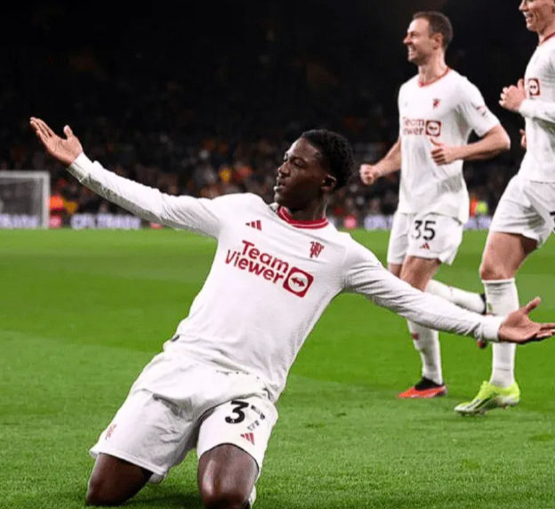 希勒批阿莫林阵型固执，内维尔赞梅努B费共存潜力